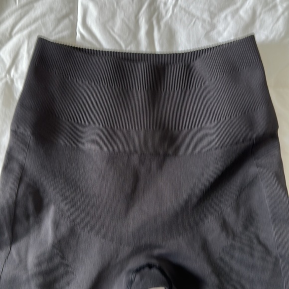 Lululemon full length dark grey leggings. Size 6. - Picture 3 of 5